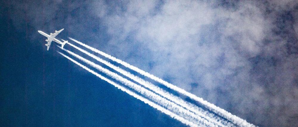 Fliegen soll nach Ansicht des Verbraucherzentrale Bundesverbands aus Gründen des Klimaschutzes teurer werden.