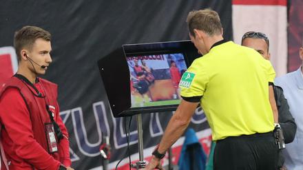 Die Überprüfung am Spielfeldrand durch den Schiedsrichter würde Klaus Hofmann sofort abschaffen, die strittigen Szenen würde er dafür dem Stadionpublikum zeigen. 