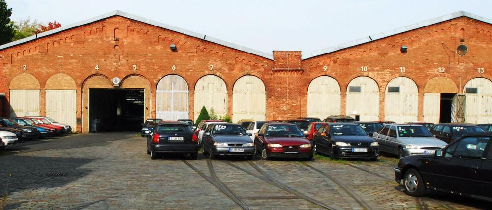 Ein Ort für die freie Szene? Noch werden die Hallen in der Belziger Straße von der Polizei genutzt, um abgeschleppte PKW zu lagern.