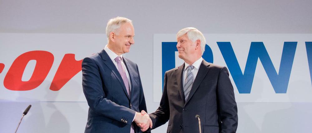 Rolf Martin Schmitz (r), Vorstandsvorsitzender von RWE, und Johannes Teyssen, Vorstandsvorsitzender von Eon