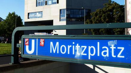 Die Feuerwehr rückte wegen des Geruchs unter anderem zum U-Bahnhof Moritzplatz an.