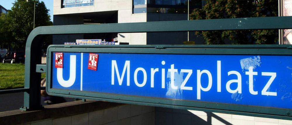 Die Feuerwehr rückte wegen des Geruchs unter anderem zum U-Bahnhof Moritzplatz an.