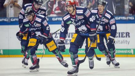 Neues Selbstvertrauen. Berlins Maxim Lapierre (2.v.r.) traf zum 4:0 gegen Wolfsburg.