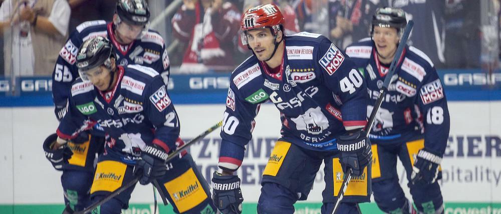 Neues Selbstvertrauen. Berlins Maxim Lapierre (2.v.r.) traf zum 4:0 gegen Wolfsburg.