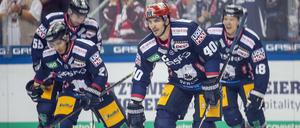 Neues Selbstvertrauen. Berlins Maxim Lapierre (2.v.r.) traf zum 4:0 gegen Wolfsburg.