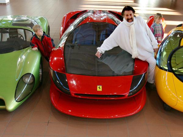 Luigi Colani neben seinen Kreationen. Mit dem Ferrari Testarossa (M) fuhr er damals einen Weltrekord von 387 km/h.