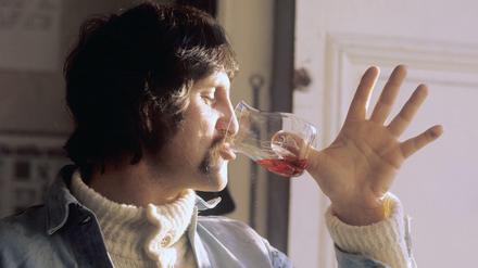 Extravagant. Luigi Colani stellt ein von ihm entworfenes Glas vor, 1973.