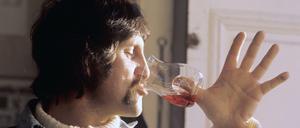 Extravagant. Luigi Colani stellt ein von ihm entworfenes Glas vor, 1973.