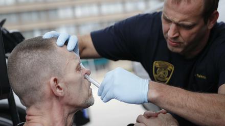Ein Mann erhält ein Gegenmittel gegen eine mögliche Opiod-Überdosierung.