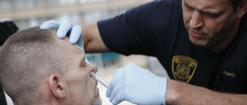 Ein Mann erhält ein Gegenmittel gegen eine mögliche Opiod-Überdosierung.