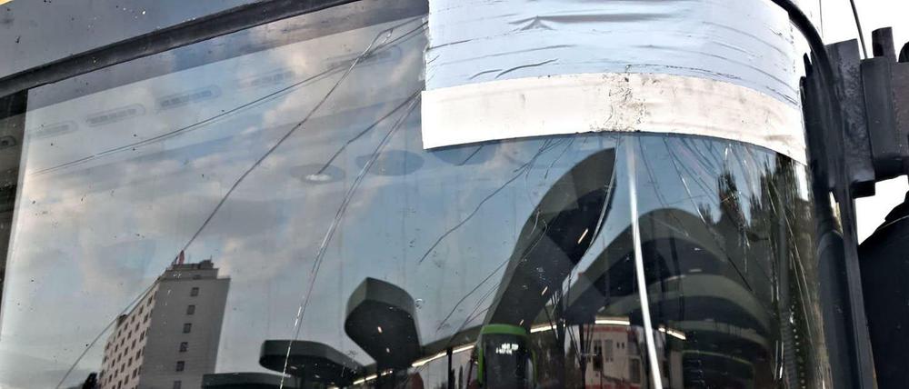 Mit diesem abgeklebten Loch in der Scheibe war ein Bus Richtung Riga unterwegs.