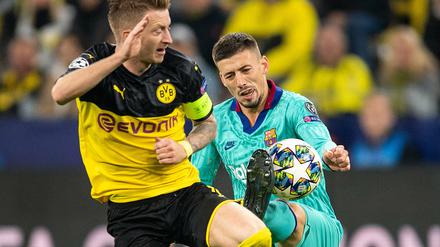 Dortmunds Marco Reus (l.) und Clement Lenglet kämpfen um den Ball.