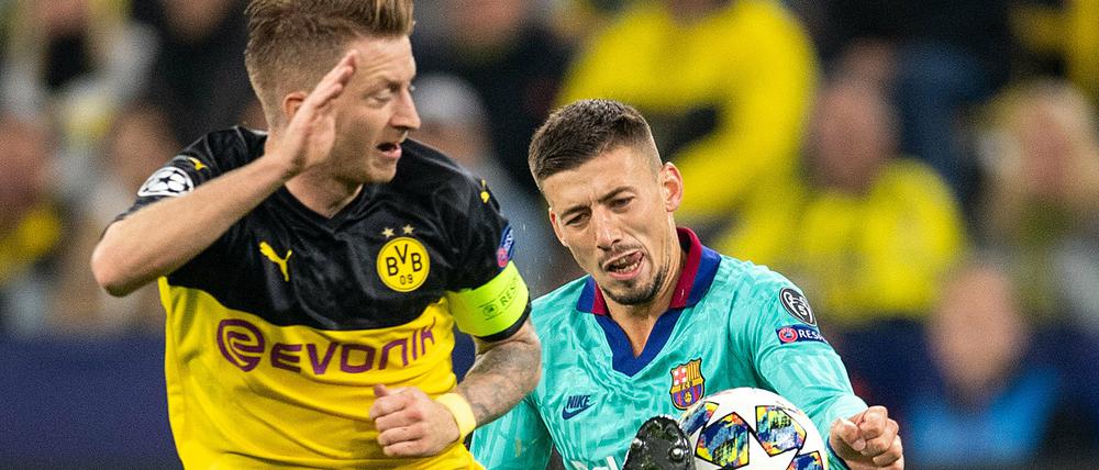 Dortmunds Marco Reus (l.) und Clement Lenglet kämpfen um den Ball.