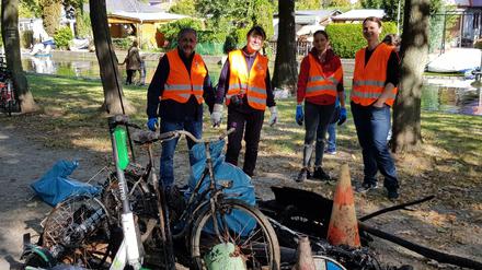 Vereinsmitglieder des Tauchsportklubs Adlershof mit der Ausbeute der ersten Stunde.
