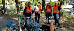 Vereinsmitglieder des Tauchsportklubs Adlershof mit der Ausbeute der ersten Stunde.