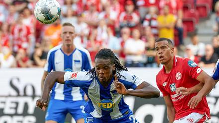 Augen zu und durch. Dedryck Boyata erlebte ein bitteres Pflichtspieldebüt mit Hertha BSC. Die Berliner sind jetzt Tabellenletzter.