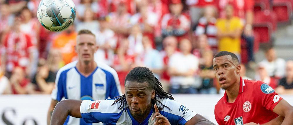 Augen zu und durch. Dedryck Boyata erlebte ein bitteres Pflichtspieldebüt mit Hertha BSC. Die Berliner sind jetzt Tabellenletzter.
