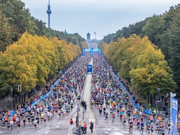 Beim Berlin-Marathon 2022 startete die erste Welle der Läufer auf der Straße des 17. Juni.
