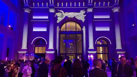 Festliche Baustellenbeleuchtung im Humboldt Forum.