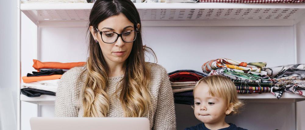Viele denken: Wer zu Hause arbeitet, kann doch auch nebenbei das Kind hüten.