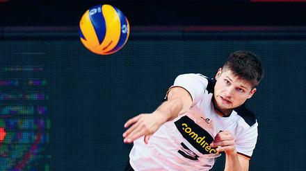 Mit Schmackes. Ruben Schott hilft der deutschen Volleyball-Nationalmannschaft bei der Europameisterschaft vor allem mit seinen starken Aufschlägen. Foto: Conny Kurth/Imago