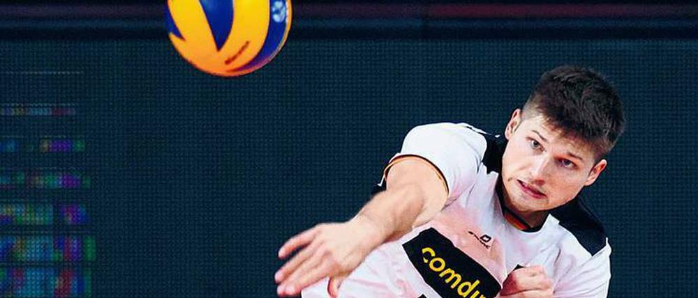 Mit Schmackes. Ruben Schott hilft der deutschen Volleyball-Nationalmannschaft bei der Europameisterschaft vor allem mit seinen starken Aufschlägen. Foto: Conny Kurth/Imago