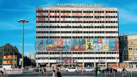 Auferstanden aus einer Ruine. Die Immobilie Haus der Statistik lässt Künstler und Immobilienentwickler träumen. Auf dem Dach steht der dazu passende Schriftzug „Allesandersplatz“.