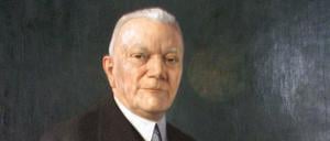 Das Gemälde zeigt den Floristen Max Hübner aus der Prinzenstraße in Kreuzberg - damals Luisenstadt. Er gründete 1908 die „Blumenspenden-Vermittlungs-Vereinigung“, 19 Jahre später wird daraus die europäische Vereinigung „Fleurop-Interflora“, deren Präsident Hübner wird.