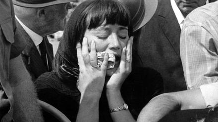 Schock und Trauer. Eine Frau am Sarg eines der Opfer des Terroranschlags auf die israelische Olympia-Mannschaft, 1972 in Tel Aviv.