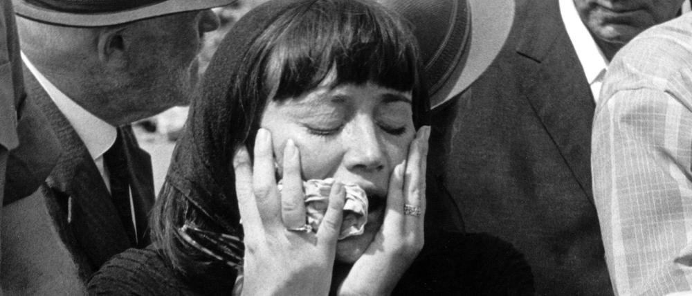 Schock und Trauer. Eine Frau am Sarg eines der Opfer des Terroranschlags auf die israelische Olympia-Mannschaft, 1972 in Tel Aviv.