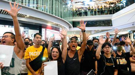 Singen statt Shoppen: Eine Menschenmenge stimmt in einem Einkaufszentrum „Glory to Hong Kong“ an.