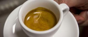 Der verlassene Mann auf der Suche nach einem neuen Anker im Leben beginnt seinen Weg in einem Café (Symbolbild).