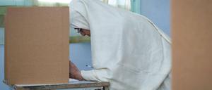 Eine Tunesierin füllt ihren Stimmzettel in der Wahlkabine aus. Rund sieben Millionen Tunesier sind an diesem Sonntag aufgerufen, einen neuen Präsidenten zu wählen.