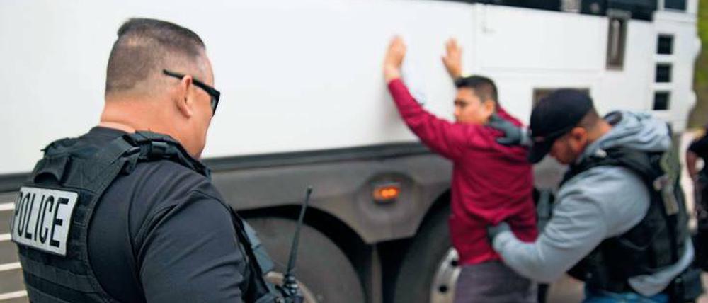 Mit groß angelegten Durchsuchungen wie hier in Texas will die US-Regierung illegale Einwanderer aufspüren.