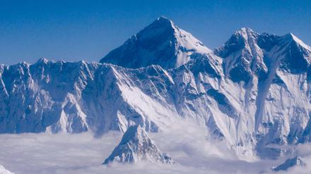 Aussicht aus einem über Nepal fliegenden Flugzeug auf den Mount Everest.