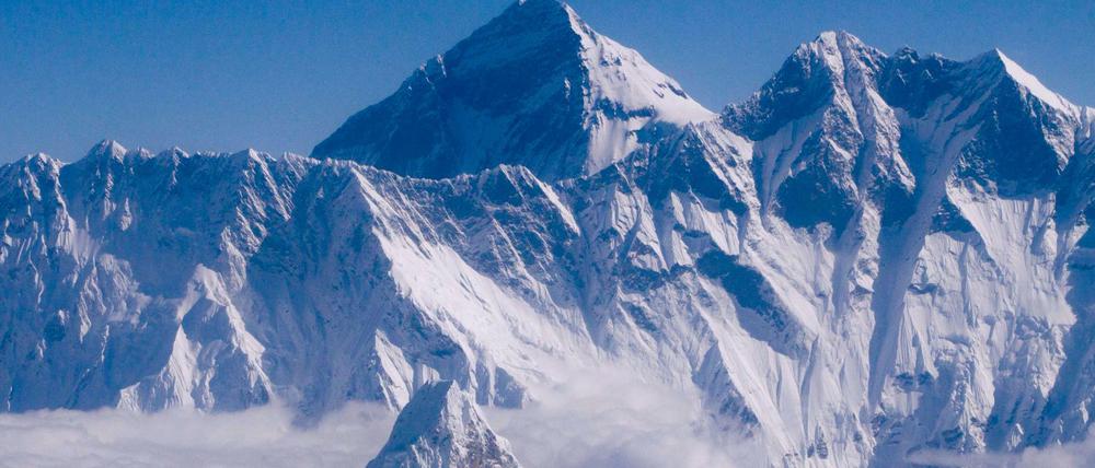 Aussicht aus einem über Nepal fliegenden Flugzeug auf den Mount Everest.