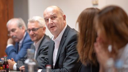 Dietmar Woidke vor Beginn der Sondierungsgespräche mit der CDU und Bündnis 90/Die Grünen.