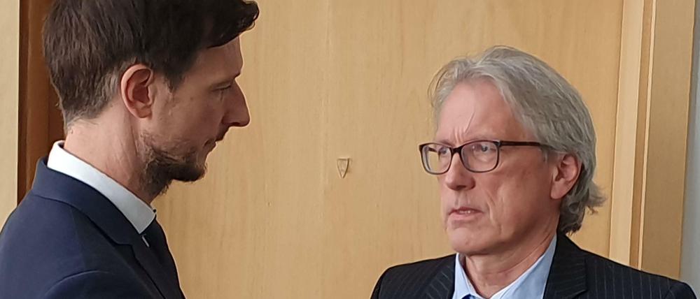 Nehmen und Geben: Stadtrat Gordon Lemm und Finanzsenator Matthias Kollatz (rechts, beide SPD) im Rathaus Hellersdorf.