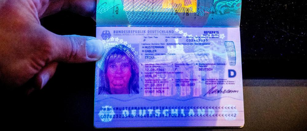 Ausländer mit gefälschten Pässen haben in Berlin leichtes Spiel, da außer Neukölln noch kein Bezirk Prüfgeräte einsetzt.