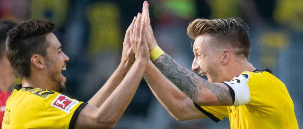 Große Freude. Dortmunds Raphael Guerreiro (l) und Marco Reus klatschen ab.