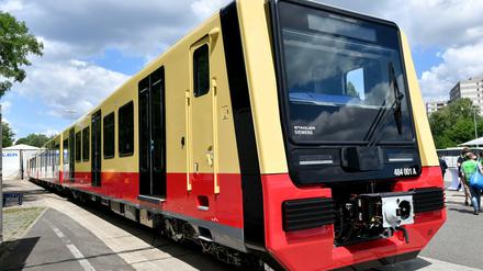 Der erste fertiggestellte Halbzug der Baureihe 484 der S-Bahn für Berlin und Brandenburg steht nach Montageende auf dem Gelände der Firma Stadler Pankow GmbH.