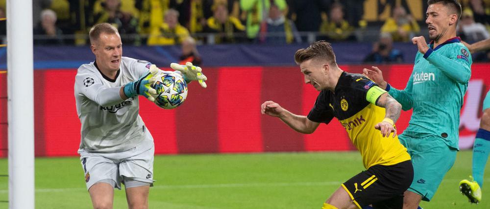 Nicht zu überwinden: Barcelonas Torwart Marc-André ter Stegen (l.). Er hielt auch einen Elfmeter von Marco Reus (M.) 