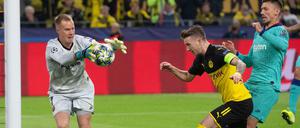 Nicht zu überwinden: Barcelonas Torwart Marc-André ter Stegen (l.). Er hielt auch einen Elfmeter von Marco Reus (M.) 