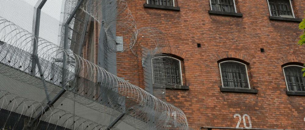 Ein videoüberwachter Innenhof in der JVA Moabit.