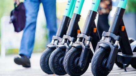 Die Polizei weist darauf hin, dass E-Scooter kein Spielzeug, sondern Kraftfahrzeuge sind. 