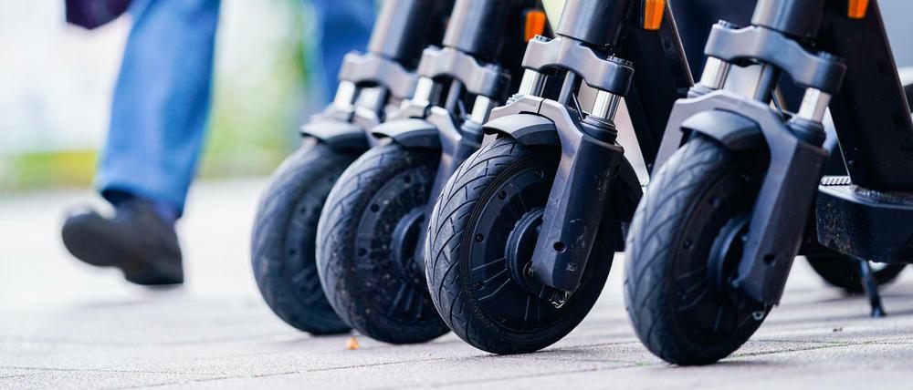 Die Polizei weist darauf hin, dass E-Scooter kein Spielzeug, sondern Kraftfahrzeuge sind.