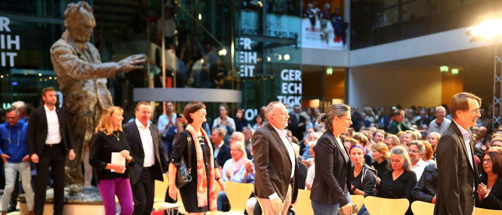 Einzug der Kandidaten am Dienstag im Willy-Brandt-Haus in Berlin.
