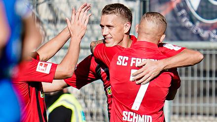 Überraschend deutlich. Freiburgs Nils Petersen erzielt den 3:0-Endstand.