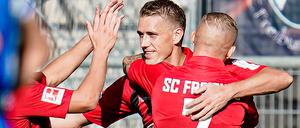 Überraschend deutlich. Freiburgs Nils Petersen erzielt den 3:0-Endstand.