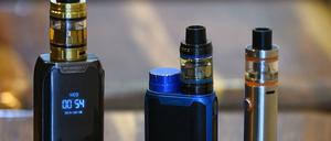 Mit ihrer Entscheidung reagiere die Regierung vor allem auf die schädlichen Folgen des Konsums von E-Zigaretten für die Jugend, hieß es.